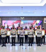 Kapolri Jenderal Listyo Sigit Prabowo memberikan penghargaan sebagai bentuk apresiasi kepada personel Polri sebagai atlet
