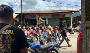 Foto para siswa Sekolah Menengah Umum (SMU) viral di platfrom media sosisl salah satunya di grup WhatsApp menggunakan atribut Bintang Kejora dan melakukan pawai di Kabupaten Dogiyai