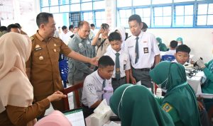 Wakil Bupati Sinjai, Andi Mahyanto Mazda, menghadiri kegiatan skrining kesehatan dalam rangka program ANDALAN SEHATI (Aksi Nyata Deteksi Dini, Lakukan Skrining demi Harapan Hidup Sehat Kita) yang dilaksanakan di SMA Negeri 1 Sinjai, Selasa (14/10/2025).