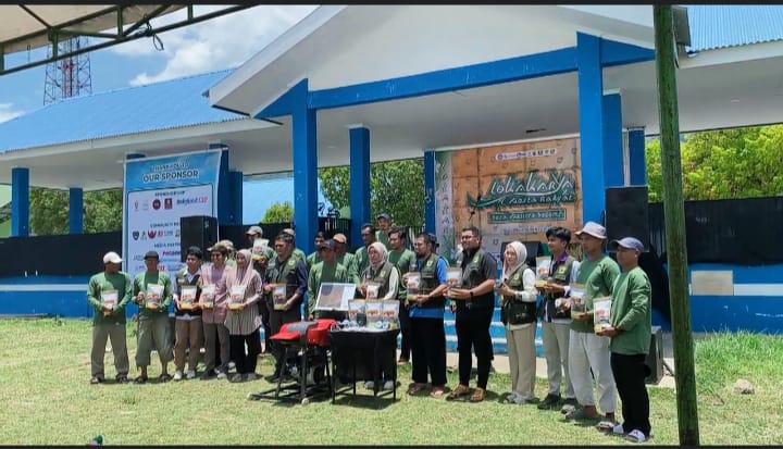 Himpunan Mahasiswa Kedokteran Hewan (HIMAKAHA) Fakultas Kedokteran Universitas Hasanuddin (Unhas) sukses menggelar kegiatan Lokakarya dan Festival Rakyat Pattiro Deceng pada Minggu, 5 Oktober 2025 lalu, bertempat di Lapangan Andi Baso, Kelurahan Cempaniga, Kecamatan Camba, Kabupaten Maros.