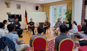 Dalam semangat memperingati Hari Kesehatan Mental Sedunia 2025, Konsulat Jenderal Republik Indonesia (KJRI) Hamburg bekerjasama dengan Life Architekture (lembaga konsultan psikologi dan life coaching) menggelar seminar bertema “Pelindungan WNI dan Kesehatan Mental” di gedung KJRI Hamburg, 11 Oktober 2025.
