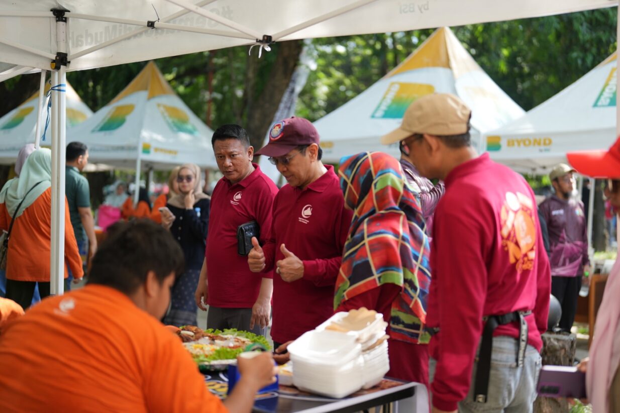 Universitas Hasanuddin menggelar perayaan 2 Tahun Car Free Day (CFD) Unhas yang mengusung tema “Mendulang Berkah dengan Halal dan Inovatif”. Kegiatan ini berlangsung di Pelataran Pintu 1 Unhas, tepat di depan Masjid Ikhtiar Unhas, pada Minggu (12/10) kemarin.