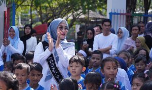 Bupati Gowa yang juga Bunda PAUD Kabupaten Gowa, Sitti Husniah Talenrang mengajak anak-anak membiasakan cuci tangan pake sabun sejak dini.