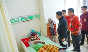 Wakil Bupati Gowa, Darmawangsyah Muin mengunjungi RSUD Syekh Yusuf Kabupaten Gowa untuk melihat langsung kondisi Saiful Haeruddin (19), warga Buttadidia, Kelurahan Bontoramba, Kecamatan Somba Opu, yang menjadi korban penyerangan geng motor hingga lehernya tertancap anak panah (busur) yang terjadi pada Selasa (14/10) malam.
