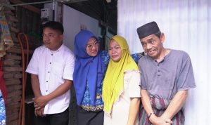 Salah satunya dengan memberikan bantuan perbaikan rumah kepada keluarga Idam yang merupakan salah satu tenaga kebersihan di Rumah Jabatan Bupati Gowa di Kelurahan Tombolo, Jumat (17/10) kemarin.