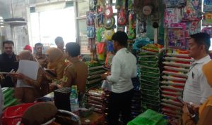 Sat Reskrim Polres Sinjai yang dipimpin oleh Kanit Tipidter Ipda Surahmat, S.Pd bersama Dinas Perdagangan, Dinas Ketahanan Pangan, Dinas Pertanian, dan Bulog dari Gudang Bulog Sinjai melaksanakan pengawasan lapangan terhadap distribusi serta penjualan beras di wilayah Sinjai. (27/10/2025). (Foto: Ist)