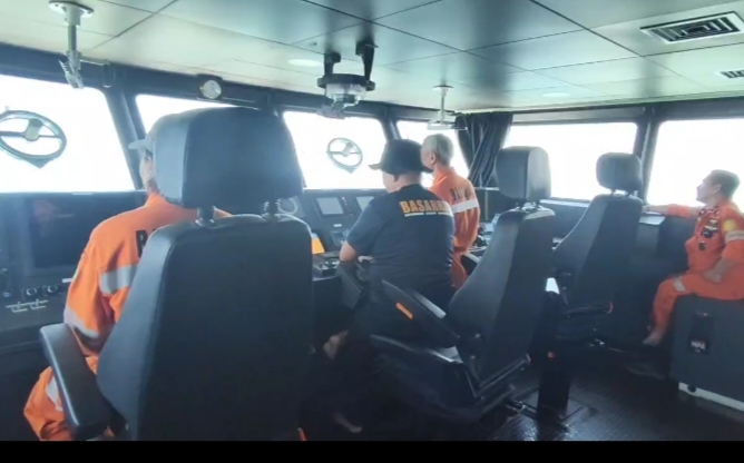 Tim SAR melakukan pencarian terhadap Kapal Ambulance yang hilang kontak di selat Makassar, Kabupaten Pangkep