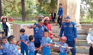 Dinas Satuan Polisi PP, Pemadam Kebakaran dan Penyelamatan Kabupaten Sinjai mendadak kedatangan tamu dari murid-murid TK di Posko Damkar Sinjai Barat, Rabu (15/10/2025) pagi. (Foto: Posliputan)