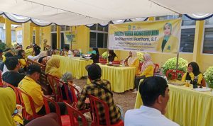 Anggota DPRD Kabupaten Sinjai dari Fraksi Partai Golkar, Andi Rusmiati Rustham, S.T., melaksanakan kegiatan Reses atau Temu Konstituen masa persidangan III Tahun Anggaran 2025 di halaman kantor DPD II Partai Golkar Kabupaten Sinjai, Jalan Abdul Latif, Jumat siang (17/8/2025). (Foto: Posliputan)