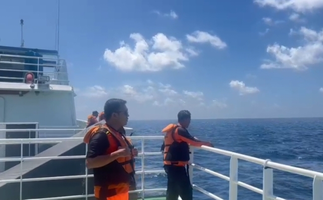 Memasuki pencarian hari keempat sejak terjadinya hilang kontak sebuah kapal ambulans dengan tiga orang penumpang sejak hari Senin, 13 Oktober 2025, tim SAR gabungan masih melakukan pencarian di Selat Makassar, Kabupaten Pangkajene dan Kepulauan (Pangkep), Sulawesi Selatan