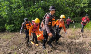 Terseret Arus Sungai Tim SAR