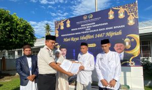 Kepala Rutan Sinjai, Darman SyahSyah menyerahkan langsung Remisi Khusus (RK) Idulfitri kepada Warga Binaan Pemasyarakatan (WBP), Sabtu (21/3/2026).