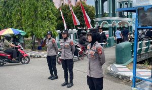 Personel Polisi Wanita (Polwan) Polres Sinjai tampil menjalankan tugas pengamanan dan pelayanan saat personel polisi laki-laki melaksanakan sholat Jumat, (29/5/2026) siang.
