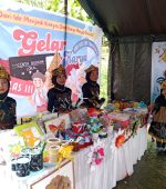 Siswa Kelas III SDN No 235 Tarangkeke, Sinjai Tengah hadirkan gelar karya siswa dengan mengenakan pakaian adat serta mempromosikan karya produk lokal pada kegiatan penamatan Siswa Angkatan 2026, Rabu (17/6).