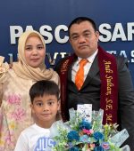 Mahasiswa Program Pasca Sarjana UNIFA Makassar, Andi Sultan bersama keluarga saat usai mengikuti pembuka ujian tutup tesis 2026 di Gedung UNIFA Makassar, Rabu (17/6)