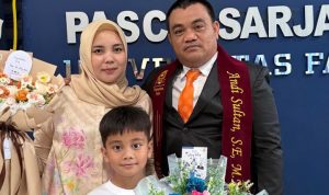 Mahasiswa Program Pasca Sarjana UNIFA Makassar, Andi Sultan bersama keluarga saat usai mengikuti pembuka ujian tutup tesis 2026 di Gedung UNIFA Makassar, Rabu (17/6)