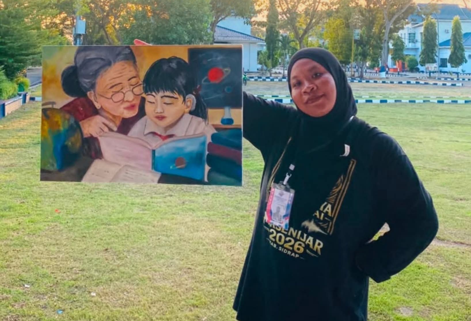 Guru Ika Amriyani Memperlihatkan hasil karya seni atau lukisnya saat mengikuti lomba di Porsenijar PGRI 2026 di Kabupaten Sidrap. (Foto: Ist)