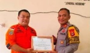 Kepala Basarnas Sulawesi Selatan, M. Arif Anwar menyerahkan penghargaan kepada Kasi Pammat Dit Samapta Polda Sulsel AKP Acang Suryana di Markas Dit Samapta Polda Sulsel.