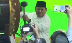Presiden Republik Indonesia, Prabowo Subianto, memukul bedug sebagai simbol dimulainya rangkaian forum permusyawaratan tertinggi organisasi Nahdlatul Ulama tersebut.