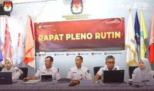 Jajaran KPU Kabupaten Sinjai mengikuti arahan dan monitoring yang disampaikan Sekretaris Jenderal KPU RI