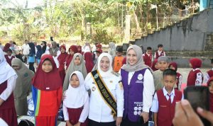 Bupati Sinjai Dra Hj Ratnawati Arif didampingi istri wakil bupati sinjai, Rozalina A. Mahyanto.