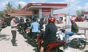 Antrean BBM memadat, Kapolsek Sinjai Timur Turun ke SPBU Atur Lalu Lintas