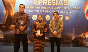 Bupati Sinjai Dra Hj Ratnawati Arief didampingi Inspektur Inspektorat Sinjai Agung Prayogo dan Kepala Dinas Lingkungan Hidup dan Kehutanan Abdul Aziz.