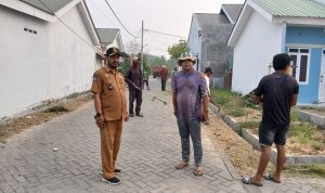 Lurah Bangnipa Andi Cakra bersama warga BTN Tokinjong Mas Jamaluddin, dan anggota DLHK Sinjai