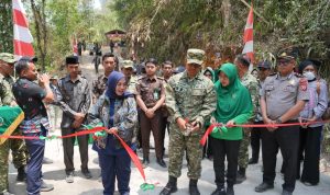Bupati Hj. Ratnawati Arif meresmikan tiga jembatan di sinjai