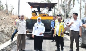 Bupati Sinjai, Hj. Ratnawati Arif, meninjau langsung pengerjaan jalan sepanjang 7 kilometer